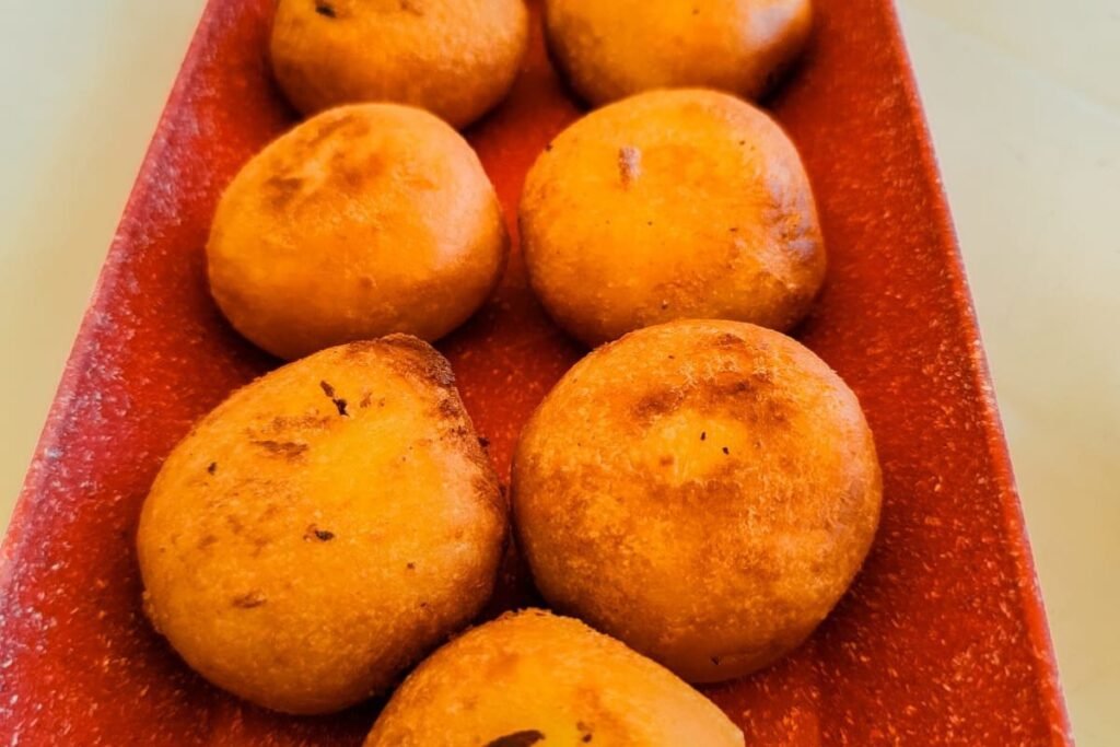 Sabores do mar combinados com vinhos especiais tornam cada refeição inesquecível em Araçatiba. No Restaurante Aroeiras, descubra como harmonizar moquecas, arrozes e camarões com vinhos que realçam ainda mais a gastronomia caiçara da Ilha Grande.