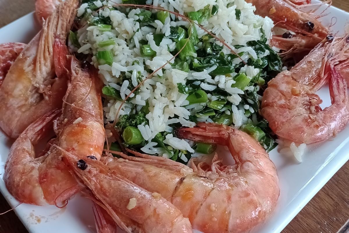 Camarões com arroz e brócolis