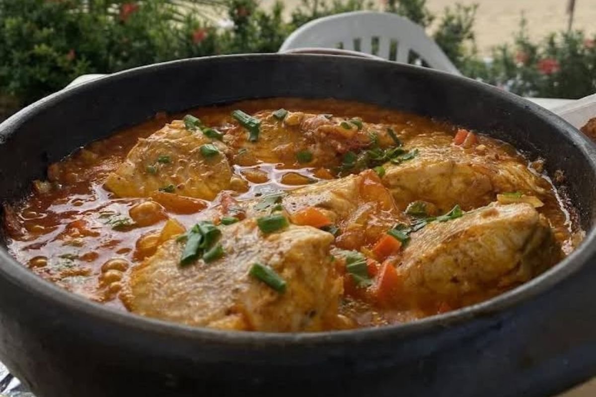 Sabores da Ilha: A Moqueca Caiçara que Encanta Paladares